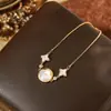 Pulsera de Trébol de Cuatro Hojas de Nácar para Mujer, Exquisita, Lujo Ligero, Gama Alta, Moderna, Diseño de Nicho, Elegante, Versátil, Joyería de Mano Elegante