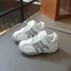 Zapatos para niñas, zapatillas de entrenamiento plateadas alemanas para niños, nuevo modelo de otoño 2026, transpirables, casuales, antideslizantes para niñas mayores