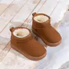 Botas de neve grossas para crianças, novo estilo de inverno 2026, sapatos quentes tipo slip-on grossos para meninos, sapatos de algodão impermeáveis e antiderrapantes para meninas