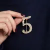 Broche Personalizado Número Arábico 5 Liga com Diamantes Pino Fixo Gola de Roupa Acessório Anti-Exposição