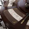 Mantel individual en forma de abanico de PVC lavable, nuevo estilo chino con veta de madera y diseño de tótem de doble pez, impermeable, resistente al aceite y aislante del calor, apto para mesas redondas