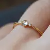 Anillo Redondo Incrustado de Calcedonia Imitación Vidrio Luna Blanca, Estilo Lujo Ligero, Joyería Simple y Versátil, Accesorio de Mano con Diseño de Nicho