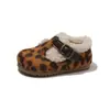 Zapatos tipo Birkenstock con forro de felpa estilo coreano para niños 2026 Nuevas llegadas de otoño Zapatos de algodón antideslizantes con estampado de leopardo para niñas Zapatos cálidos de pelo para niñas