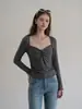 Camiseta de manga larga a rayas ummoi para mujer, nuevo estilo de otoño con diseño retorcido, única y de nicho, adecuada como capa base, top adelgazante
