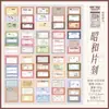 Yuxian pode escrever em post-its e blocos de notas, registrando fragmentos do dia a dia.. Colagem de notas estilo vintage para journaling e registro da vida