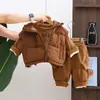 Conjunto de Invierno para Niños 2027 Nuevo Elegante Ropa de Invierno Engrosada para Niños, Chaleco Cálido y Sudadera Conjunto de Tres Piezas Moderno
