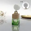 Venta al por mayor del fabricante 8ML botellas vacías cuadradas con tapa de colores, disponibles en todos los colores, botellas de vidrio para colgar en el coche, botellas de perfume de colores