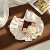 Babeiro para pets estilo Chanel para gatos e cachorros, gola de cetim com decoração de camélia e laço, babador para cachorro pequeno