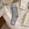 Calcetines holgados de moda con estampado de letras estilo Miu, versátiles, forro polar de invierno, engrosados, cálidos, antibacterianos, calcetines de lana con bloques de color para mujer