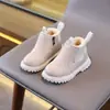 Botas curtas infantis forradas com fleece para o inverno, estilo britânico, botas Martin da moda com zíper lateral para meninos, botas da moda com sola macia para meninas