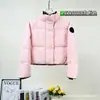 Jaqueta grande de penugem de ganso, estilo curto, para outono e inverno, projetada para exportação, casaco puffer curto feminino, gola alta, à prova de vento, espessado, disponível para fornecimento em massa