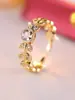 Anillo vintage de encaje cuadrado con zircón blanco y diseño de hoja, con un aire de lujo ligero, presentando un diseño de hoja pequeña calada incrustada con zircón