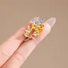 Broche de Mariposa para Mujer Sentido de Gama Alta Nicho Venta al por Mayor Pin de Perla Temperamento Fijo Metal Traje Joyería de Perlas