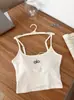 Nova moda de verão: camisola estampada com letras e bojos embutidos, top confortável em U com costas cruzadas para mulheres