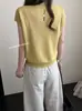 Top de punto de moda de verano 2026 para mujer, corte ajustado, con espalda hueca, diseño de botón de concha y cuello redondo, mangas cortas con volantes