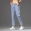 Jeans de verão leve de marca francesa de alta qualidade para homens, corte slim, elástico, calça casual cropped para pessoas baixinhas