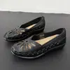Zapatos de Mujer de Flor Hueca de Verano 2026 para Madres, Zapatos de una Sola Pieza Transpirables de Suela Suave, Zapatos de Mujer Cómodos para el Año, Venta al por Mayor de Comercio Exterior
