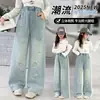 Jeans con Pedrería para Niños 2026 Jeans con Tachuelas Calientes para Niños Mayores, Pantalones Versátiles de Pierna Ancha para Primavera y Otoño con Bordado, Estilo Casual