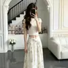 Conjunto de T-shirt cropped curta feminina de verão + saia longa floral, um look super moderno, conjunto completo para vendas transfronteiriças