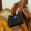 El popular bolso con cierre de este año presenta un diseño de nicho, ofreciendo una sensación de lujo ligero y alta gama.. Es un bolso de hombro versátil de gran capacidad para el día a día para mujer.
