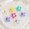 Accesorios de flor de resina de Margarita deformada en el borde, accesorios de flor diy, material diy para funda de teléfono móvil, girasol de resina, flor de cinco pétalos