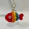 Pez koi colorido producto terminado, llavero de ganchillo hecho a mano, tejido a mano con hilo, lindo, adorno de coche de pez koi de la suerte, regalo