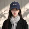 2026 Nuevo Estilo Otoño Temprano Bordado de Letras Versátil Moda Gorra de Béisbol Circunferencia de Cabeza Grande Hace que la Cara se Vea Más Pequeña Protección Solar Gorra Original de Pico de Pato