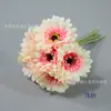 Simulación de gerberas atadas a mano con flores, mesa de sala de estar, mesa de postres, diseño de corona, decoración de escena de centro comercial