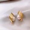 Nuevos Pendientes de Perla con Textura Espiral Metálica para Mujer Pendientes de Botón Sencillos de Lujo Ligero con Sensación de Alta Gama Diseño de Nicho Joyería para Orejas con Temperamento