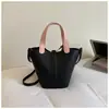 Nova bolsa transversal de ombro versátil da moda transfronteiriça, bolsa de mão com design casual de nicho, bolsa tipo saco leve de grande capacidade