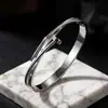 Pulseira de Aço Inoxidável para Mulheres, Pulseira de Aço Titânio para Meninas, Não Desbota, Design de Unha em Aço Titânio Cravejado com Diamantes, Formato de Cintura Pequena, Trevo de Quatro Folhas, Luxo Leve