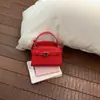 Nuevo Bolso Kelly de Nicho para Mujer Primavera 2026 con Lindo Colgante de Peluche, Bolso de Mano y Cruzado, Bolso Cuadrado Pequeño de Moda Versátil