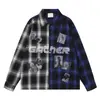 Camisa de manga larga holgada para hombre con un patrón de cuadros vintage, que presenta un diseño de cuadros de contraste blanco y negro y rojo y negro en los lados izquierdo y derecho.