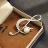 Broche Clássico Elegante de Alta Qualidade em Forma de Nota Musical, Banhado a Ouro, com Design Simples e Estiloso, Apresentando Linhas de Pérolas Sintéticas, Adequado para Homens e Mulheres