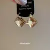 Pinzas para Orejas de Rombos Doble Cara Incrustadas de Diamantes para Mujer Sin Perforaciones, con un Diseño de Nicho y Estilo Versátil, Pendientes de Lujo Ligero y de Alta Gama
