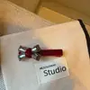 Presilha de Cabelo Veludo Retro Luxo Leve com Laço de Strass, Exquisita e Versátil, Sensação de Alto Padrão, Presilha Bico de Pato, Presilha Lateral, Acessório de Cabelo para Franja