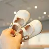 Nuevos zapatos pequeños de cuero para bebé niña primavera y otoño 2025 1 2 años niños princesa antideslizantes suela suave zapatos para bebé y niño pequeño