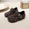 Em estoque Birkenstock de uma tira com aumento interno de altura, sapatos peludos de outono e inverno forrados com fleece para uso externo para mulheres, novos sapatos casuais versáteis de algodão com sola grossa