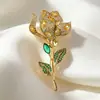 Broche de Tulipan de Lujo Ligero y de Alta Gama Hecho de Aleación de Cobre con Recubrimiento de Oro Real y Circonio Microincrustado, Accesorio de Ropa Versátil y Elegante para Mujer