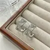 Brincos de Zircônia Cravejados com Diamantes Letra Dourada Femininos 2024 Novos Simples Moda Argola de Orelha High-end Niche Brincos de Luxo Leve