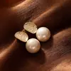 Aretes Geométricos de Perlas Retro Franceses, Aretes Exagerados de Temperamento a la Moda, Joyería de Nicho de Lujo Ligero de Alta Gama al por Mayor