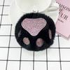 Creativo llavero de bola de pelo con pata de oso hecho con materiales especiales, colgante de moda para bolso de dama, outlet de fábrica