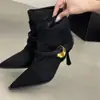 Botas Curtas Femininas Elegantes Estilo Europeu e Americano Novas de Salto Alto Bico Fino Camurça Franzida Modelo Slouch com Tiras de Fivela de Metal Slip-On