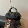 Bolsa de Mão Quadrada Pequena de Nicho Coreana 2026 para Mulheres, Bolsa Bowling Transversal Versátil Exquisita Bolsa Boston Almofada