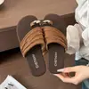 Sandalias planas sin cordones para mujer para uso en exteriores, nuevo modelo de verano 2026, impresionantes, a la moda, versátiles sandalias de playa