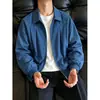 Chaqueta de otoño azul Klein plisada para hombre, con diseño de remaches, corte entallado y un elegante largo corto con cuello de solapa