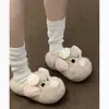 Pantuflas de felpa con suela gruesa de dibujos animados para mujer, nuevo modelo de otoño 2026, que aumentan la altura, retro, versátiles, lindas, de suela suave, de punta cerrada