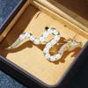 Novo estilo chinês de alta qualidade banhado a ouro diamante incrustado broche de dragão dourado personalidade exagerada imitação pérola dragão pin homens e mulheres mesmo estilo