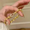 Libro Rojo Pequeño Lujo Medio Hebilla Antigua de Herradura Ojo de Gato Pulsera Chapada en Oro para Mujer Moda Retro Exquisita Joyería de Gama Alta Elegante
