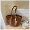 Bolso tote vintage de gran capacidad para mujer, nuevo estilo principios de otoño 2026, bolso de hombro casual personalizado, versión coreana bolso sencillo para el día a día